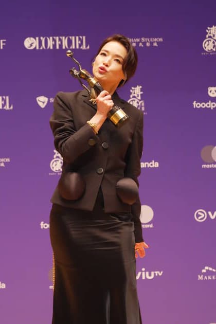 HONG KONG, CHINA - APRIL 19: Actress Shu Qi poses with trophy at backstage during the 44th Hong Kong Film Awards on April 19, 2026 in Hong Kong, China.  Copyright: xVCGx 111635886023
