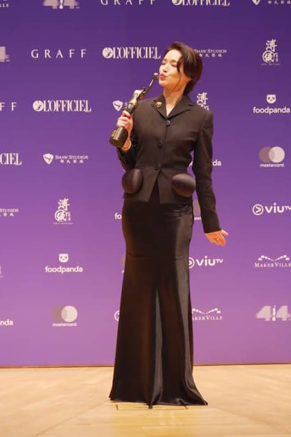 HONG KONG, CHINA - APRIL 19: Actress Shu Qi poses with trophy at backstage during the 44th Hong Kong Film Awards on April 19, 2026 in Hong Kong, China.  Copyright: xVCGx 111635886025