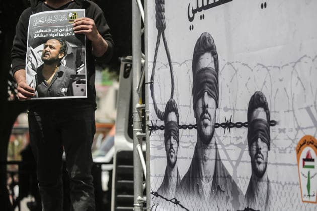 Palestinians demonstrate against the death penalty law in Nablus, Palestine - 19 Apr 2026 A Palestinian protester holds up a picture of imprisoned Fatah leader Marwan Barghouti during a demonstration against a law passed by the Knesset imposing the death penalty on Palestinians who kill Israeli civilians. Nablus Palestine Copyright: xNasserxIshtayehx xSOPAxImagesx Nishtayeh1681