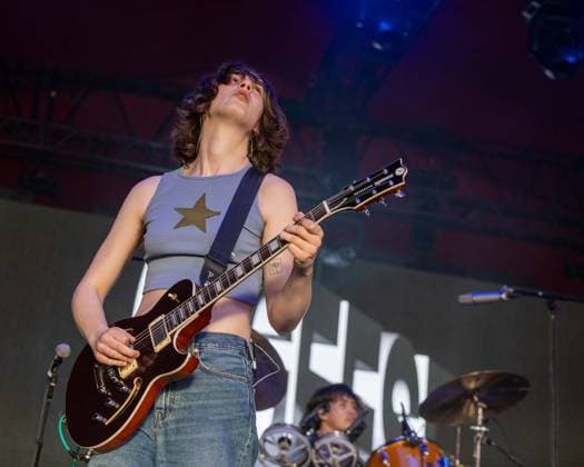 April 18, 2026, Indio, California, U.S: EMILY GREEN of Geese during Coachella Valley Music and Arts Festival at Empire Polo Club in Indio, California Indio U.S  - ZUMAs135 20260418_zap_s135_215 Copyright: xDanielxDeSloverx