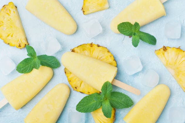 Selbstgemachtes Ananas-Eis oder Eis am Stiel von oben gesehen. Erfrischende Sommer-Süßigkeiten. Gefrorenes Fruchtmark. Homemade pineapple ice cream or popsicles top view. Summer refreshing sweets. Frozen fruit pulp. (License=RF) Copyright: xZoonar.com Photographer:JuliaxSudnitskayax 24858608