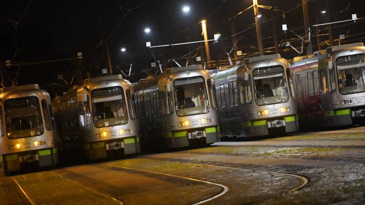Warnstreik trifft Hannover mit voller Härte, Stadtbahnen der Üstra steht still, zum Start der Hannover Messe 2026 brechen zentrale Verbindungen weg Ein zweitägiger Warnstreik im öffentlichen Nahverkehr legt Hannover und große Teile der Region zu Wochenbeginn weitgehend lahm. Am Montag und Dienstag fallen sämtliche Busse und Bahnen der Üstra aus. Am Dienstag werden zusätzlich auch die Regiobus-Linien bestreikt. Damit bricht in Stadt und Umland ein großer Teil des Nahverkehrs gleichzeitig weg. Betroffen sind Pendler, Schüler und Besucher der Hannover Messe. Deutschland *** Warning strike hits Hanover with full force, Üstra streetcars at a standstill, central connections broken off at the start of Hannover Messe 2026 A two-day war Copyright: xMartinxDziadekx