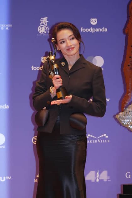 HONG KONG, CHINA - APRIL 19: Actress Shu Qi poses with trophy at backstage during the 44th Hong Kong Film Awards on April 19, 2026 in Hong Kong, China.  Copyright: xVCGx 111635886019