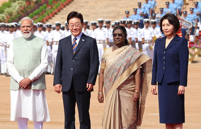 S. Korea-India talks S. Korea-India talks South Korean President Lee Jae Myung (2nd from L) and his wife, Kim Hea Kyung (far R), pose for a photo with Indian President Droupadi Murmu (2nd from R) and Indian Prime Minister Narendra Modi during a welcome ceremony for the South Korean leader at the presidential palace in New Delhi on April 20, 2026. (Yonhap) 2026-04-20 13:18:22 < 1980-2026 YONHAPNEWS AGENCY. .> ÀÎµµ ÀÎµµ EDITORIAL USE ONLY  Copyright: xx PYH2026042010950031500 YonhapxNewsx yonphotos251558