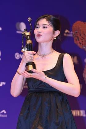 HONG KONG, CHINA - APRIL 19: Actress Elizabeth Tang poses with trophy at backstage during the 44th Hong Kong Film Awards on April 19, 2026 in Hong Kong, China.  Copyright: xChinaxNewsxServicex 111635928206