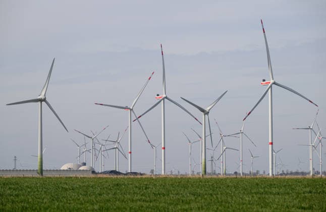 Windenergie Zahlreiche Windkraftanlagen drehen sich bei Heide in Schleswig-Holstein Heide Schleswig-Holstein Deutschland *** Wind energy Numerous wind turbines turning near Heide in Schleswig Holstein Heide Schleswig Holstein Germany Z9A_7976