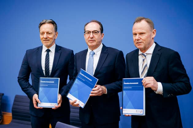 Alexander Dobrindt (CSU), Bundesminister des Innern, Holger Muench, Praesident des Bundeskriminalamtes (BKA) und Andy Grote, Vorsitzender der Innenministerkonferenz (IMK), aufgenommen in der Bundespressekonferenz im Rahmen der Vorstellung der Polizeilichen Kriminalstatistik 2025 in Berlin, 20.04.2026. Berlin Deutschland *** Alexander Dobrindt CSU , Federal Minister of the Interior, Holger Muench, President of the Federal Criminal Police Office BKA and Andy Grote, Chairman of the Conference of Interior Ministers IMK , recorded at the Federal Press Conference as part of the presentation of the Police Crime Statistics 2025 in Berlin, 20 04 2026 Berlin Germany Copyright: xFelixxZahnx