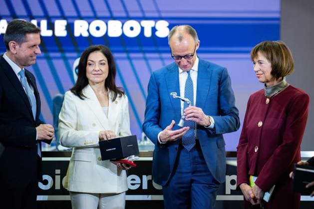 20.04.2026 - Hannover Messe, Tag 1: (2R) Bundeskanzler Friedrich Merz (CDU) bei seiner Eröffnungsrunde am Stand von Agile Robots mit (L-R) Olaf Lies, Katherina Reiche und Charlotte Merz. , Hannover Niedersachsen Deutschland Messe *** 20 04 2026 Hannover Messe, Day 1 2R Federal Chancellor Friedrich Merz CDU at his opening round at the Agile Robots stand with L R Olaf Lies, Katherina Reiche and Charlotte Merz , Hannover Niedersachsen Deutschland Messe