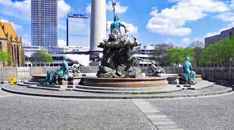Seit Kurzem ist der beliebte Neptunbrunnen weitraeumig umzaeunt. Blick hinter den Bauzaun, es kann sich nur um Sanierung handeln? *** The popular Neptune Fountain has recently been extensively fenced in View behind the construction fence, it can only be a renovation project