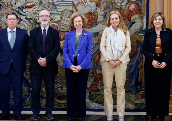 Queen Sofia receives in audience a representation of the Asociación Visión y Vida Queen Sofia during the audience with a representation of the Asociación Visión y Vida on the occasion of its 70th anniversary, at the Zarzuela Palace, on April 20, 2026, in Madrid Spain Visión y Vida was created in 1955 with the objective of procuring the best for the vision of the citizens in an altruistic way by informing, educating, advising and recommending with the doctors within their reach and in all social and professional sectors FAMOUS AUDIENCE ASSOCIATION ANNIVERSARY Antonio Gutié Madrid Madrid Spain  Copyright: xAntonioxGutiÃ rrezx 7454378