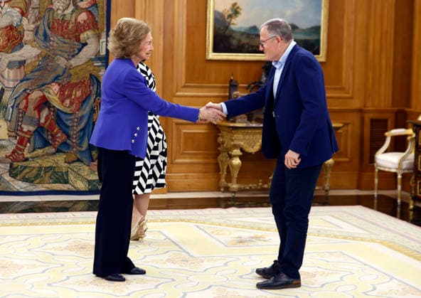 Queen Sofia receives in audience a representation of the Association of Relatives of People with Alzheimers and other Dementias Remember Extremadura Queen Sofia during the audience with a representation of the Association of Relatives of People with Alzheimers and other Dementias Remember Extremadura on the occasion of its 25th anniversary, at the Zarzuela Palace, on April 20, 2026, in Madrid Spain FAMOUS AUDIENCE QUEEN Antonio Gutié Madrid Madrid Spain  Copyright: xAntonioxGutiÃ rrezx 7454433