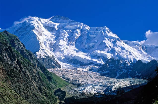 Creative Highlights World Das Karakorum-Gebirge zeigt schneebedeckte Gipfel und felsiges Gelände Snow covered mountains rise over rocky land in the Karakoram range in Pakistan during clear weather under a blue sky. (License=RF) Copyright: xZoonar.com MarcoxBriviox 24877946