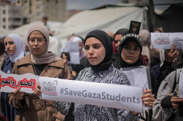 RECORD DATE NOT STATED Palestinian Students Protest in Gaza Demanding Opening of Rafah Crossing (INT) Palestinian Students Protest in Gaza Demanding Opening of Rafah Crossing. April 20, 2026, Gaza, Palestine:Hundreds of Palestinian students held banners and chanted slogans during a protest in Gaza City, calling for the opening of the Rafah crossing and the right to travel to attend their universities abroad. Participants stressed that continued restrictions on movement have disrupted their education and future plans, urging authorities to facilitate their passage and ensure access to higher education opportunities outside the Gaza Strip. Credit: Hashem Zimmo Thenews2(Foto: Hashem Zimmo Thenews2 imago images) Palestinian Students Protest in Gaza Demanding Opening  Copyright: xHashemxZimmox