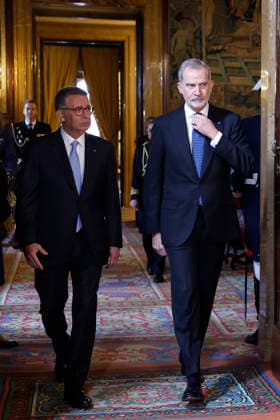 Spain s King Felipe VI (R) and new President of Portugal, Antonio Jose Seguro (L), in their way to hold a meeting in Madrid, Spain, 20 April 2026. Seguro is on an official visit in Spain. New President of Portugal, Antonio Jose Seguro, visits Spain !ACHTUNG: NUR REDAKTIONELLE NUTZUNG!  Copyright: xChemaxMoyax GRAF5513 20260420-55020041596_1