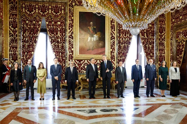Spain s King Felipe VI (C-R) and new President of Portugal, Antonio Jose Seguro (C-L), pose for a group photo next to, among others, Spanish Foreign Affairs Minister, Jose Manuel Albares (5R), and his Portuguese counterpart, Paulo Rangel (5L), in the framework of their meeting at the Royal Palace in Madrid, Spain, 20 April 2026. Seguro is on an official visit in Spain. New President of Portugal, Antonio Jose Seguro, visits Spain !ACHTUNG: NUR REDAKTIONELLE NUTZUNG! Copyright: xChemaxMoyax GRAF5509 20260420-55020041673_1