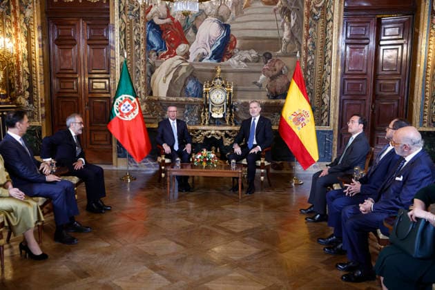 Spain s King Felipe VI (C-R) and new President of Portugal, Antonio Jose Seguro (C-L), hold a meeting at the Royal Palace in Madrid, Spain, 20 April 2026. Seguro is on an official visit in Spain. New President of Portugal, Antonio Jose Seguro, visits Spain !ACHTUNG: NUR REDAKTIONELLE NUTZUNG!  Copyright: xChemaxMoyax GRAF5517 20260420-55020041697_1