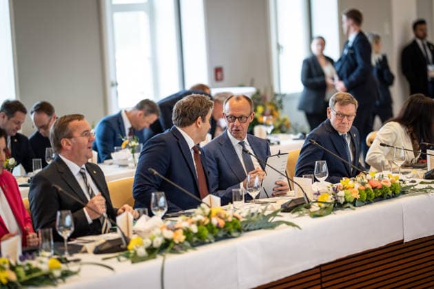 Bundeskanzler Friedrich Merz (3.v.l.) mit Bundesfinanzminister Lars Klingbeil (2.v.l.) und Verteidigungsminister Boris Pistorius (links) und Außenminister Johann Wadephul während der Regierungskonsultationen in Schloss Herrenhausen;3. Deutsch-Brasilianischen Regierungskonsultationen in Hannover, Deutschland - 3rd German-Brazilian government consultations in Hanover, Germany - 3Âª Consulta Governamental Germano-Brasileira em HanÃ ver, Alemanha, Hannover Niedersachsen Deutschland Schloss Herrenhausen *** Federal Chancellor Friedrich Merz 3 from left with Federal Finance Minister Lars Klingbeil 2 from left and Defense Minister Boris Pistorius left and Foreign Minister Johann Wadephul during the government consultations in Herrenhausen Castl