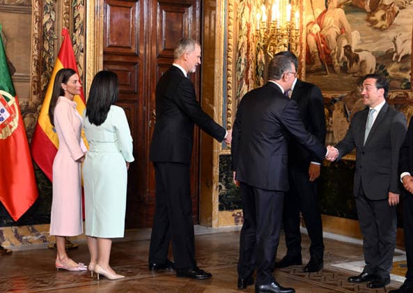 The King and Queen receive the President of the Portuguese Republic, António José Seguro, and the First Lady, Margarida Maldonado Queen Letizia, the First Lady, Margarida Maldonado, King Felipe VI, the President of the Portuguese Republic, António José Seguro, the President of the Government, Pedro Sánchez, and the Minister of Foreign Affairs, José Manuel Albares, during the audience offered at the Royal Palace, April 20, 2026, in Madrid Spain FAMOUS PRESIDENT KINGS AUDIENCE José Madrid Madrid Madrid Spain Copyright: xJosà xOlivax 7454981