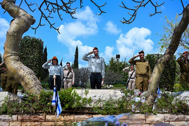 April 20, 2026, Tel-Aviv, Tel-Aviv, Israel: Preparations for the Memorial Day ceremony at Kiryat Shaul cemetery: Soldiers distribute flags and candles, families arrive at the graves of their loved ones. Tel-Aviv Israel  - ZUMAp227 20260420_zip_p227_026 Copyright: xPaulinaxPatimerx