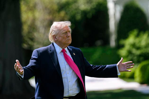 April 20, 2026, Washington, Dc, United States of America: U.S President Donald Trump, gestures to the media pool before boarding Marine One on the South Lawn of the White House, April 16, 2026 in Washington, D.C. Trump departed to Joint Base Andrews then on to Las Vegas. Washington United States of America - ZUMAp138 20260420_zaa_p138_006 Copyright: xMollyxRiley WhitexHousex