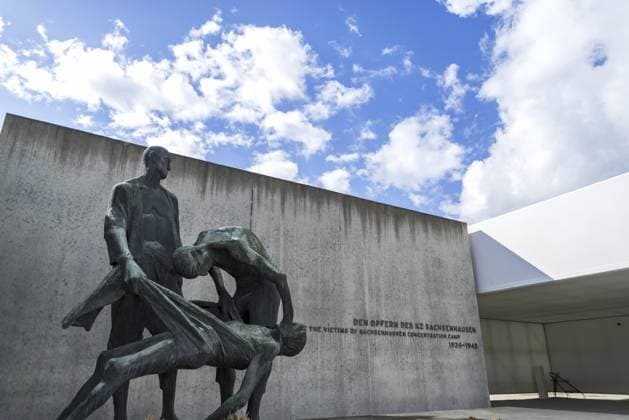 Oranienburg, Deutschland 3. April 2015: Gedenkskulptur für die Opfer des Konzentrationslagers Sachsenhausen Oranienburg, Germany - April 3, 2015: Memorial Sculpture to the Victims of the Sachsenhausen Concentration Camp Copyright: imageBROKER EnricoxDellaxPietra ibxiqx17111802.jpg