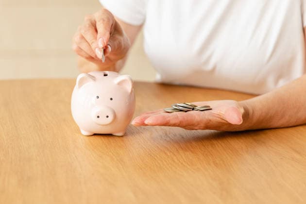 Sparen Sie Geld für die Zukunft. Senior erwachsen reife Frau Hände setzen Geldmünze in der Schweinebank. Alte Großmutter zählt Spargeldplanung Pensionsbudget. Investitionsbankenkonzept. Saving money investment for future. Senior adult mature woman hands putting money coin in piggy bank. Old grandmother counting saving money planning retirement budget. Investment banking concept (License=RF) ,model released, Symbolfoto Copyright: xZoonar.com IuliiaxZavalishinax 24873854 ,model released, Symbolfoto ,property released