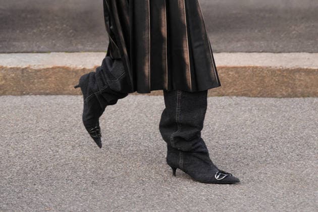 Mailand, Italien ? 24. Februar 2026: Eine Frau trägt Schuhe von Diesel. Details zum Outfit, Streetstyle-Look Milan, Italy - February, 24, 2026: woman wears Diesel shoes. Fashion outfit details, street style look accessory (License=RM) Copyright: xZoonar.com IgorxZakirovx 24867372