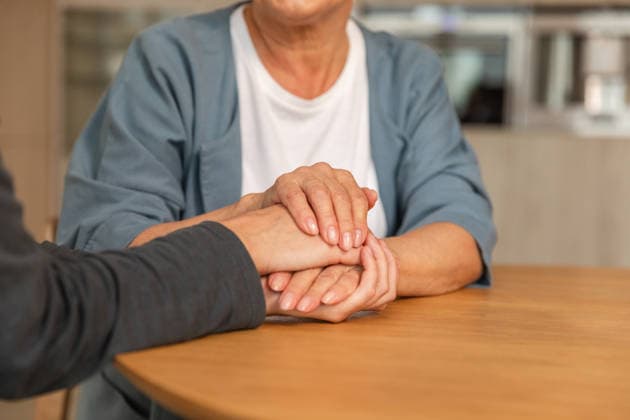 Glückliche Familie. Begleitende Frau Hände halten Hände lieben ältere Frau Mutter. Grown up Tochter und Mutter Großmutter genießen Armbindung. Familiengenerationen zu Hause. Familie Moment Liebe und kümmern. Happy family. Caring woman hands holding hands loving older woman mother. Grown up daughter and mom grandmother enjoying arm bonding. Family generations together at home. Family moment love and care (License=RF) ,model released, Symbolfoto Copyright: xZoonar.com IuliiaxZavalishinax 24874039 ,model released, Symbolfoto ,property released
