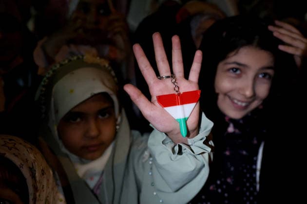 News Bilder des Tages #2 April 20, 2026, Tehran, Iran: Veiled Iranian child girls gather on Shahid Keshvardoost Street in central Tehran, Iran, during a state-organised rally, amid a ceasefire in the conflict involving Iran, the United States, and Israel. Iran insisted it has no plan to attend a new round of negotiations with the United States on April 20, as uncertainty grows over a push to stop the Middle East war from resuming. US President Donald Trump said he was sending negotiators to Pakistan for talks on ending the war that engulfed the region and rattled global markets, while repeating threats to attack Iran s energy infrastructure if it did not make a deal. Tehran Iran - ZUMAi98_ 20260420_zih_i98_053 Copyright: xIranianxSupremexLeader SxOfficex