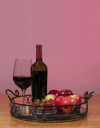 Rotweinflasche und Rotwein im Glas mit roten Äpfeln, Trauben und Erdbeeren Red wine bottle and red wine in glass with red apples, grapes and strawberries Copyright: imageBROKER StevexHeap ibxiqx17250591.jpg