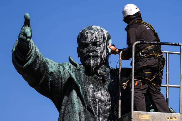 News Bilder des Tages #2 Washing of the Lenin monument in St. Petersburg, Russia - 20 Apr 2026 An employee of the State Museum of Urban Sculpture cleans during the maintenance of the monument to Vladimir Lenin at the square near the Finlyandsky railway Station. In St. Petersburg, employees of the State Museum of Urban Sculpture have begun routine preventive maintenance of monuments. Restoration specialists cleaned the monument to Vladimir Lenin at the square near the Finlyandsky railway station. The work was carried out using aerial platforms and high-pressure washers. The procedure involves applying a special detergent with a neutral pH, which effectively removes accumulated dirt, dust and limescale over the winter without damaging the patina of the bronze. Before Copyright: xArtemxPriakhinx xSOPAxImagesx APR_1814