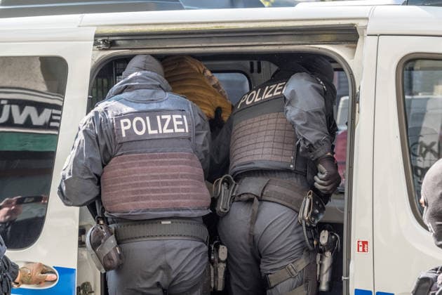 Großrazzia der Bundespolizei mit Schwerpunkt an der Eisenbahnstraße: Einsatzkräfte durchsuchen am frühen Morgen zahlreiche Objekte in Leipzig sowie in Oschatz, Döbeln und Neukieritzsch im Zusammenhang mit Ermittlungen gegen ein mutmaßliches Schleusernetzwerk. Nach bisherigen Erkenntnissen sollen Beschuldigte ihre Ausweisdokumente an ähnlich aussehende Personen im Ausland weitergegeben haben, um diesen eine unerlaubte Einreise nach Deutschland zu ermöglichen. Razzia Leipzig *** Major raid by the Federal Police with a focus on Eisenbahnstraße Early this morning, officers searched numerous properties in Leipzig as well as in Oschatz, Döbeln and Neukieritzsch in connection with investigations into a suspected smuggling network According