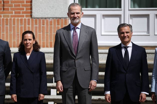 The King receives in audience the representation of Philips Ibérica The King, Felipe VI, receives in audience the representation of Philips Ibérica and poses with the president Juan Sanabria d in a family photo, April 21, 2026, in Madrid Spain 21 APRIL 2026 Alejandro Martínez Vé Madrid Madrid Madrid Spain  Copyright: xAlejandroxMartinezxVÃ lezx 7456787