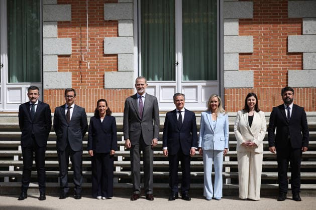 The King receives in audience the representation of Philips Ibérica The King, Felipe VI, receives in audience the representation of Philips Ibérica and poses with the president Juan Sanabria 4d in a family photo on April 21, 2026, in Madrid Spain 21 APRIL 2026 Alejandro Martínez Vé Madrid Madrid Madrid Spain  Copyright: xAlejandroxMartinezxVÃ lezx 7456795