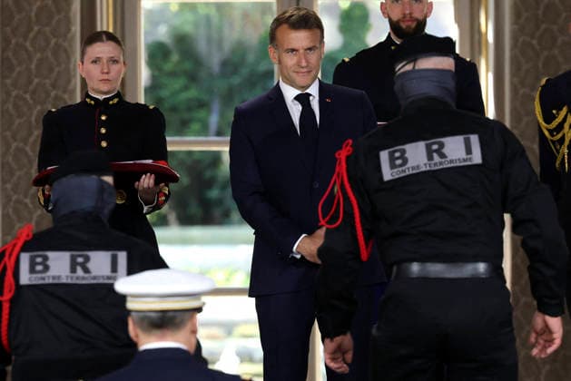 Decoration Ceremony For The Police Forces Who Intervened At The Bataclan - Paris France s President, Emmanuel Macron decorates police officers after awarding them during a ceremony to honour the police officers who intervened in the Bataclan concert hall on November 13, 2015 s attacks, at the Elysee Palace in Paris, on April 21, 2026. ? Stephane Lemouton SIPA LEMOUTONSTEPHANE_260421A053 Credit:Stephane Lemouton SIPA 2604211425 Photo by Stephane Lemouton Pool ABACAPRESS.COM Paris France  Copyright: xLemoutonxStephane Pool ABACAx