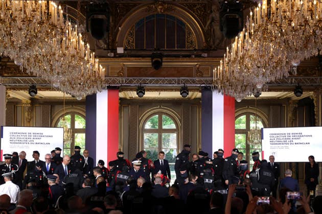 Decoration Ceremony For The Police Forces Who Intervened At The Bataclan - Paris France s President, Emmanuel Macron delivers a speech during a ceremony for awarding collective decorations to the police forces who intervened at the Bataclan during the attacks on November 13, 2015, at the Elysee Presidential palace, in Paris, on April, 21, 2026. Photo by Stephane Lemouton Pool ABACAPRESS.COM Paris France  Copyright: xLemoutonxStephane Pool ABACAx