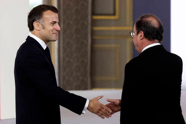 Decoration Ceremony For The Police Forces Who Intervened At The Bataclan - Paris France s President, Emmanuel Macron shakes hands with France s former President Francois Hollande before a ceremony for awarding collective decorations to the police forces who intervened at the Bataclan during the attacks on November 13, 2015, at the Elysee Presidential palace, in Paris, on April, 21, 2026. Photo by Stephane Lemouton Pool ABACAPRESS.COM Paris France  Copyright: xLemoutonxStephane Pool ABACAx