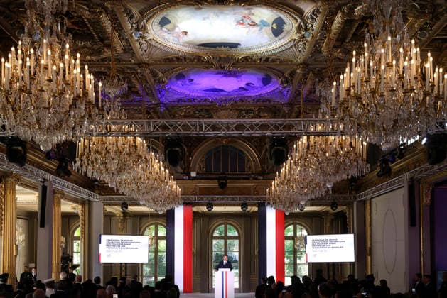 Decoration Ceremony For The Police Forces Who Intervened At The Bataclan - Paris France s President, Emmanuel Macron delivers a speech during a ceremony for awarding collective decorations to the police forces who intervened at the Bataclan during the attacks on November 13, 2015, at the Elysee Presidential palace, in Paris, on April, 21, 2026. Photo by Stephane Lemouton Pool ABACAPRESS.COM Paris France  Copyright: xLemoutonxStephane Pool ABACAx