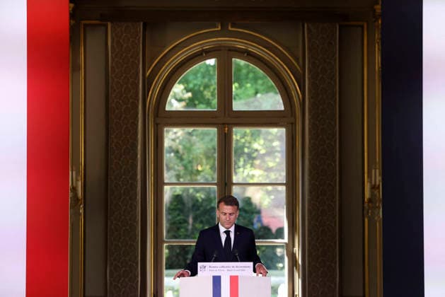 Decoration Ceremony For The Police Forces Who Intervened At The Bataclan - Paris France s President, Emmanuel Macron delivers a speech during a ceremony for awarding collective decorations to the police forces who intervened at the Bataclan during the attacks on November 13, 2015, at the Elysee Presidential palace, in Paris, on April, 21, 2026. Photo by Stephane Lemouton Pool ABACAPRESS.COM Paris France  Copyright: xLemoutonxStephane Pool ABACAx