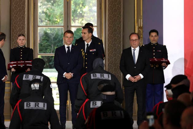 Decoration Ceremony For The Police Forces Who Intervened At The Bataclan - Paris France s President, Emmanuel Macron decorates police officers after awarding them during a ceremony to honour the police officers who intervened in the Bataclan concert hall on November 13, 2015 s attacks, at the Elysee Palace in Paris, on April 21, 2026. ? Stephane Lemouton SIPA LEMOUTONSTEPHANE_260421A045 Credit:Stephane Lemouton SIPA 2604211425 Photo by Stephane Lemouton Pool ABACAPRESS.COM Paris France  Copyright: xLemoutonxStephane Pool ABACAx