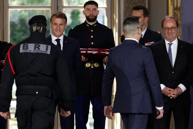Decoration Ceremony For The Police Forces Who Intervened At The Bataclan - Paris France s President, Emmanuel Macron decorates police officers after awarding them during a ceremony to honour the police officers who intervened in the Bataclan concert hall on November 13, 2015 s attacks, at the Elysee Palace in Paris, on April 21, 2026. ? Stephane Lemouton SIPA LEMOUTONSTEPHANE_260421A051 Credit:Stephane Lemouton SIPA 2604211425 Photo by Stephane Lemouton Pool ABACAPRESS.COM Paris France  Copyright: xLemoutonxStephane Pool ABACAx