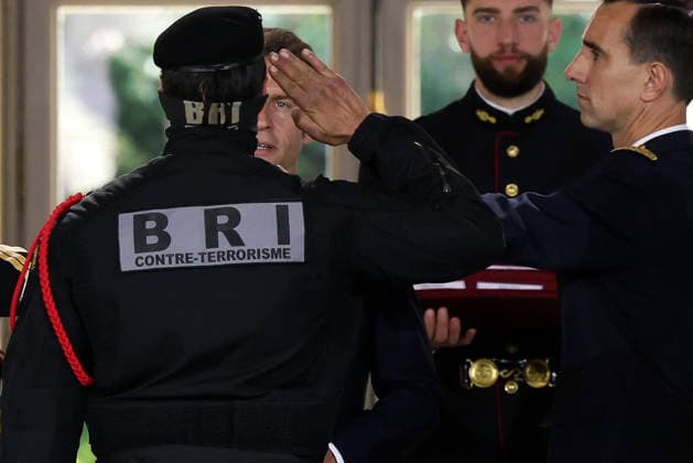 Decoration Ceremony For The Police Forces Who Intervened At The Bataclan - Paris France s President, Emmanuel Macron decorates police officers after awarding them during a ceremony to honour the police officers who intervened in the Bataclan concert hall on November 13, 2015 s attacks, at the Elysee Palace in Paris, on April 21, 2026. ? Stephane Lemouton SIPA LEMOUTONSTEPHANE_260421A052 Credit:Stephane Lemouton SIPA 2604211425 Photo by Stephane Lemouton Pool ABACAPRESS.COM Paris France  Copyright: xLemoutonxStephane Pool ABACAx