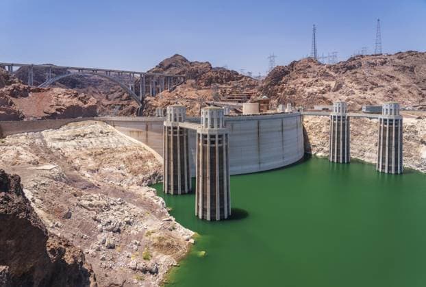 Blick auf den Hoover Dam mit niedrigen Wasserständen im Lake Mead mit der Gedenkbogenbrücke im Hintergrund View of Hoover Dam showing low water levels in Lake Mead with the memorial arch bridge in background Copyright: imageBROKER StevenxHeap ibxiqx17272230.jpg