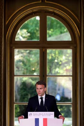 Emmanuel Macron, président de la République Française Cérémonie de remise de décorations collectives aux forces de police intervenues au Bataclan lors des attentats du 13 novembre 2015, au palais de lÉlysée à Paris, le 21 avril 2026 France s President, Emmanuel Macron delivers a speech during a ceremony for awarding collective decorations to the police forces who intervened at the Bataclan during the attacks on November 13, 2015, at the Elysee Presidential palace, in Paris, on April, 21, 2026 Paris France Copyright: xStà phanexLemoutonx xPoolx xBestimagexStà phanexLemoutonx xPoolx xBestimagex