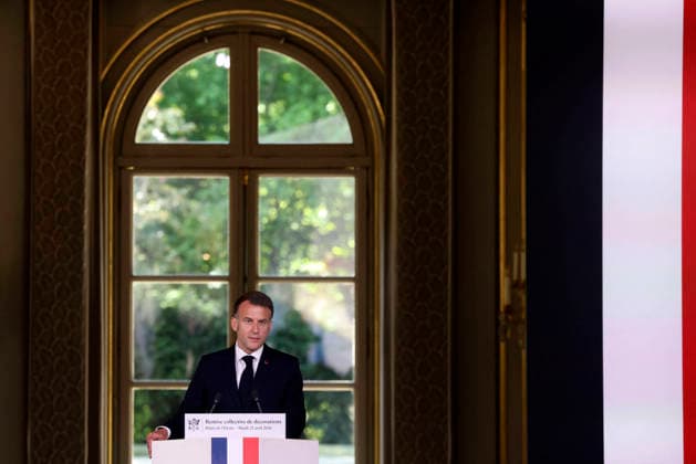 Emmanuel Macron, président de la République Française Cérémonie de remise de décorations collectives aux forces de police intervenues au Bataclan lors des attentats du 13 novembre 2015, au palais de lÉlysée à Paris, le 21 avril 2026 France s President, Emmanuel Macron delivers a speech during a ceremony for awarding collective decorations to the police forces who intervened at the Bataclan during the attacks on November 13, 2015, at the Elysee Presidential palace, in Paris, on April, 21, 2026 Paris France Copyright: xStà phanexLemoutonx xPoolx xBestimagexStà phanexLemoutonx xPoolx xBestimagex