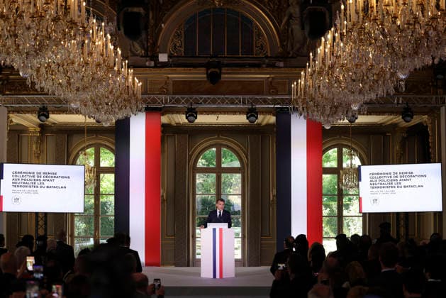 Emmanuel Macron, président de la République Française Cérémonie de remise de décorations collectives aux forces de police intervenues au Bataclan lors des attentats du 13 novembre 2015, au palais de lÉlysée à Paris, le 21 avril 2026 France s President, Emmanuel Macron delivers a speech during a ceremony for awarding collective decorations to the police forces who intervened at the Bataclan during the attacks on November 13, 2015, at the Elysee Presidential palace, in Paris, on April, 21, 2026 Paris France Copyright: xStà phanexLemoutonx xPoolx xBestimagexStà phanexLemoutonx xPoolx xBestimagex