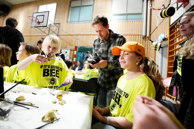 GÖTEBORG, SWEDEN 20260420 Formula 1 World Champion Sebastian Vettel visits Lilla Samskolan where students will show their environmental work Sebastian Vettel is in Gothenburg to receive The Perfect World Foundation Award GÖTEBORG SWEDEN x9200x  Copyright: xBjörnxLarssonxRosvall TTx SEBASTIAN VETTEL bRJzx4hi6uk
