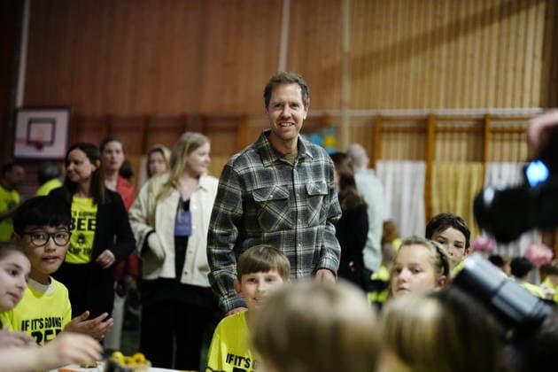 Former Formula 1 World Champion Sebastian Vettel visits Lilla Samskolan, where students demonstrate their environmental work, while in Gothenburg to receive The Perfect World Foundation Award in Gothenburg, Sweden, on April 20, 2026 GÖTEBORG SWEDEN x9200x  Copyright: xBjörnxLarssonxRosvall TTx SEBASTIAN VETTEL c_-g1nlQrbM