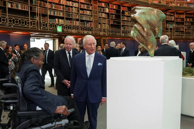 Britain s King Charles and Queen Camilla visit the British Museum on the 100th anniversary of Queen Elizabeth s birth in London, UK, 21 April 2026 Sculptor Yinka Shonibare shows his scaled model of The Commonwealth Wind Sculpture , which will form part of the Queen Elizabeth Memorial, to Britain s King Charles at the British Museum, on the 100th anniversary of the late queen s birth, in London, Britain, April 21, 2026., Credit:Toby Melville Avalon United Kingdom, London Copyright: xTobyxMelvillex xAvalonx 1093327541