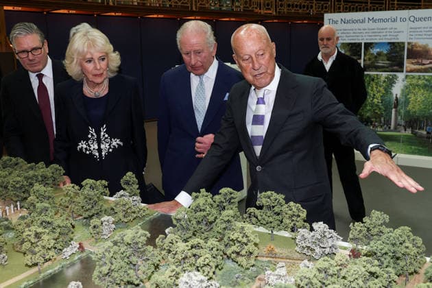 Britain s King Charles and Queen Camilla visit the British Museum on the 100th anniversary of Queen Elizabeth s birth in London, UK, 21 April 2026 Britain s King Charles and Queen Camilla, with architect Norman Foster and British Prime Minister Keir Starmer, attend a presentation on the final design for the national memorial to Queen Elizabeth II at the British Museum, on the 100th anniversary of the late queen s birth, in London, Britain, April 21, 2026., Credit:Toby Melville Avalon United Kingdom, London Copyright: xTobyxMelvillex xAvalonx 1093327546